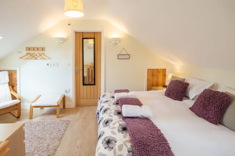 Luxury Cottage, 1 Bedroom, Garden View | Egyptian cotton sheets, hypo-allergenic bedding, individually decorated