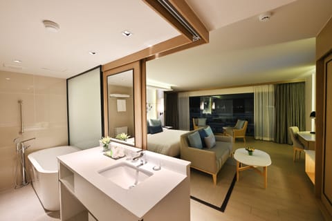 Royal Suite | Free minibar items, in-room safe, desk, blackout drapes