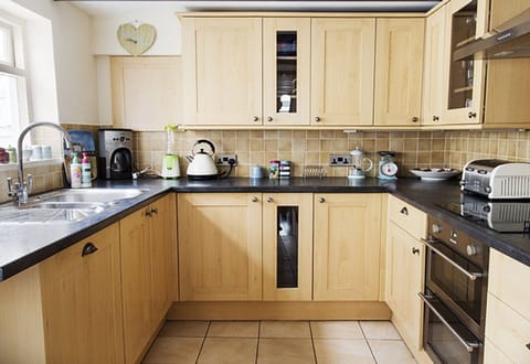 Fully fitted kitchen 