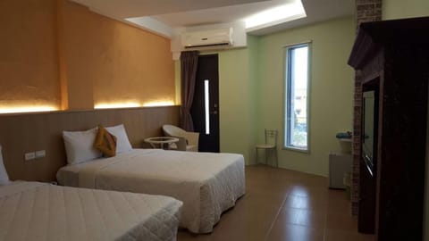 Standard Quadruple Room (205, 305) | WiFi (free), bed sheets