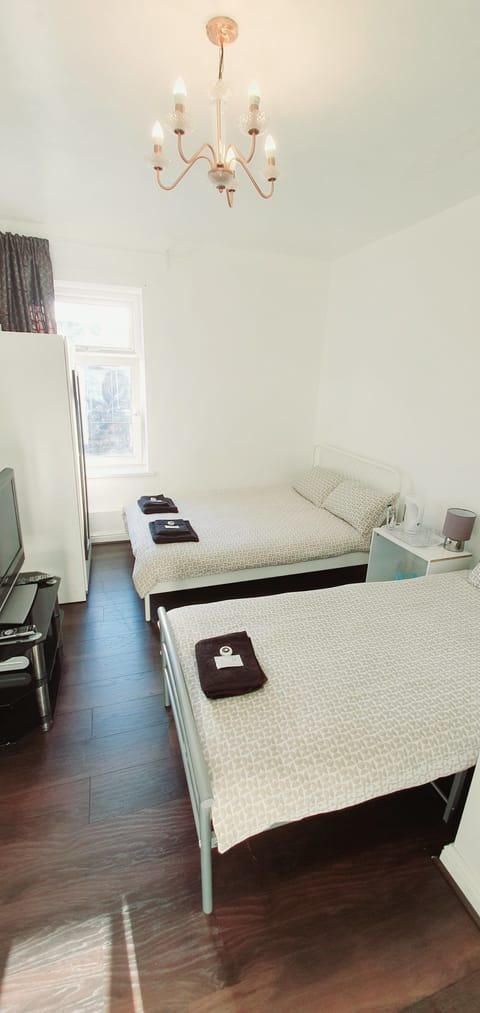 Deluxe King Ensuite | Desk, iron/ironing board, free WiFi, bed sheets