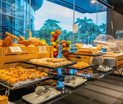 Daily buffet breakfast for a fee