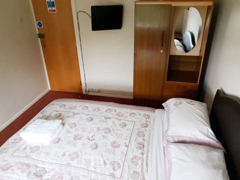 Basic Double Room, 1 Double Bed (Shared Bathroom) | Free WiFi, bed sheets