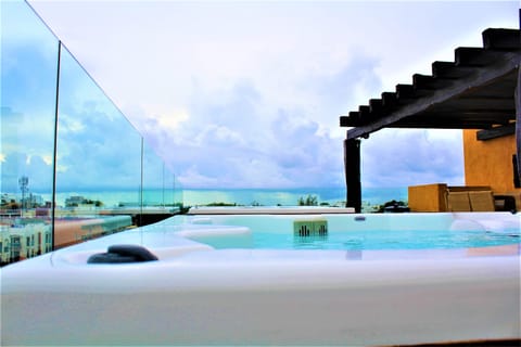 Outdoor spa tub