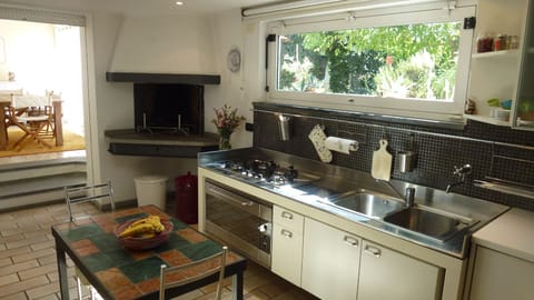 the kitchen with a 90 cm electric oven, 5 stoves and dishwasher