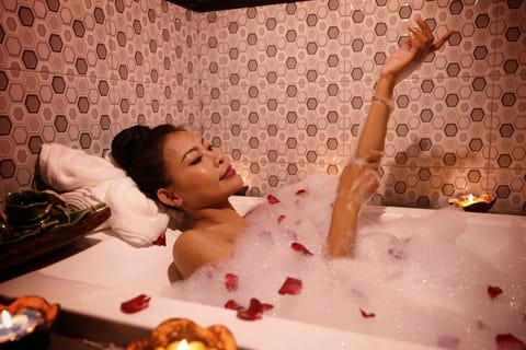 Couples treatment rooms, sauna, hot tub, steam room, hot springs