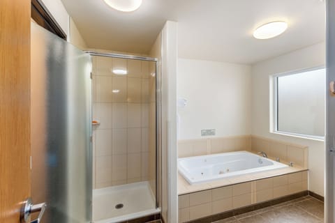 Deluxe Double Room, 2 Queen Beds, Non Smoking, Jetted Tub | Bathroom | Combined shower/tub, free toiletries, hair dryer, towels