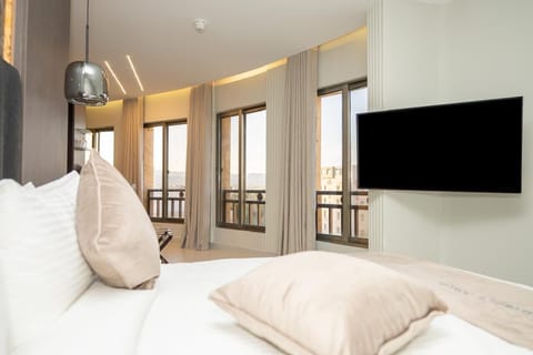 Junior Suite | Minibar, in-room safe, individually decorated, individually furnished