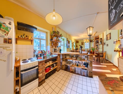 Full-size fridge, microwave, stovetop, dishwasher