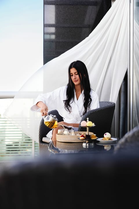 Sauna, hot tub, body treatments, aromatherapy, hot stone massages
