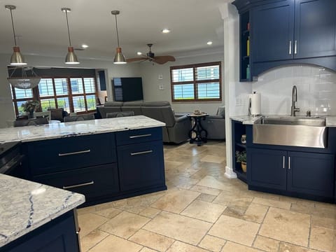Kitchen into Livingroom