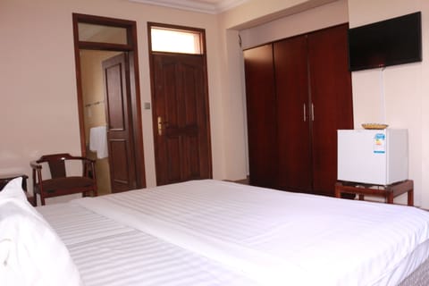 Twin Room | Minibar, desk, blackout drapes, WiFi (free)