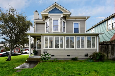 Street view of Victorian. 