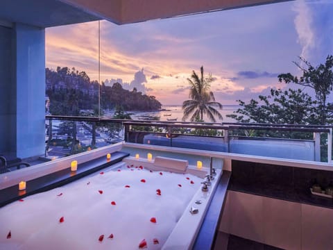 Deluxe Suite, 1 Bedroom, Sea View | Bathroom | Free toiletries, hair dryer, bathrobes, slippers