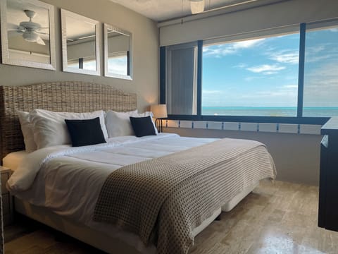Master Bedroom 
King-size bed
Ocean view 
Smart TV (Netflix included)
 