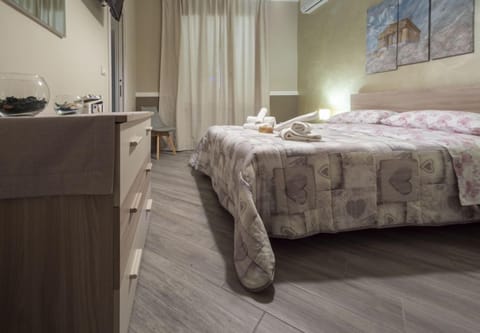 Standard Room, Ensuite, Garden View | Minibar, in-room safe, blackout drapes, soundproofing