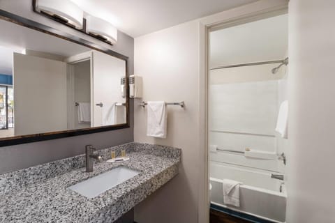 Combined shower/tub, towels