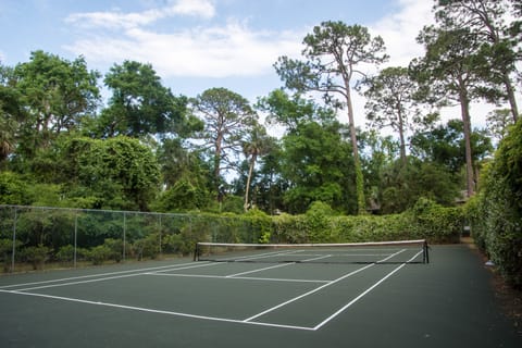 Newly refurbished tennis courts with Pickleball lines - FREE