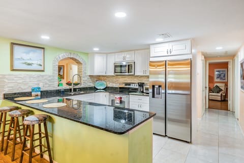 Super clean and fully stocked ; pots, pans, glasses, utensils 