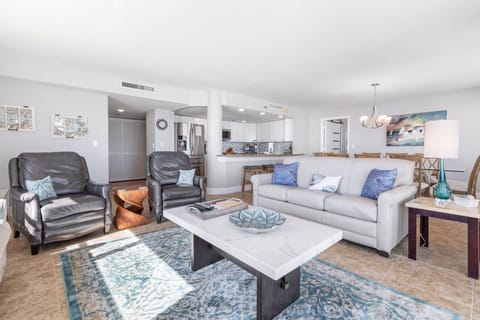 Living Room - leather sofas and recliners (seating for 7)