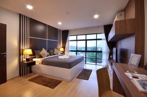 Junior Studio Suite | Free minibar items, in-room safe, desk, blackout drapes