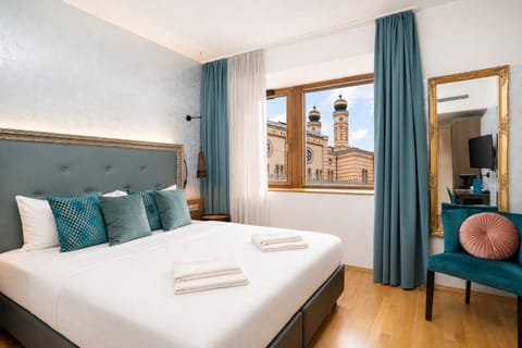 Deluxe Double or Twin room with Synagogue View | Minibar, in-room safe, blackout drapes, soundproofing