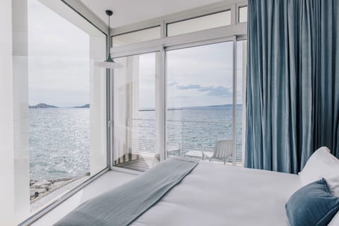 Junior Suite Les Bords de Mer | Minibar, in-room safe, desk, laptop workspace