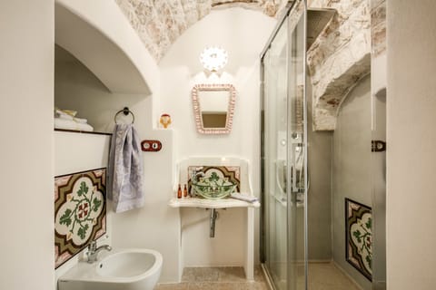 Executive Double Room, 1 Queen Bed | Bathroom | Shower, rainfall showerhead, free toiletries, hair dryer