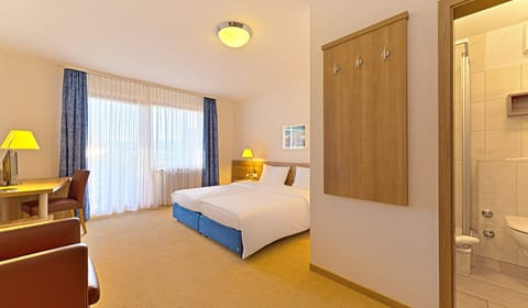 Premium bedding, in-room safe, desk, iron/ironing board