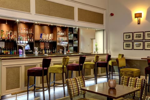2 bars/lounges
