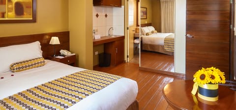 Superior Room, 1 King Bed, Non Smoking, Ensuite | Premium bedding, down comforters, blackout drapes, soundproofing