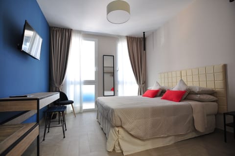 Junior Suite, 1 Queen Bed with Sofa bed, Non Smoking | Desk, soundproofing, free WiFi, bed sheets