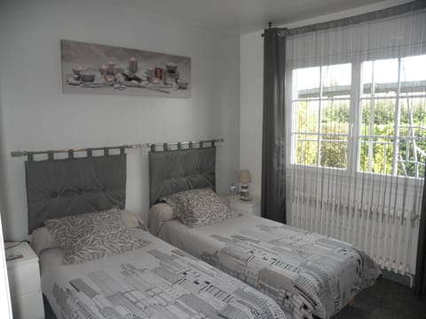 Individually furnished, soundproofing, free WiFi, bed sheets