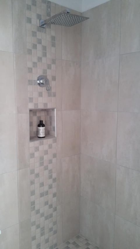 Shower, rainfall showerhead, free toiletries, hair dryer