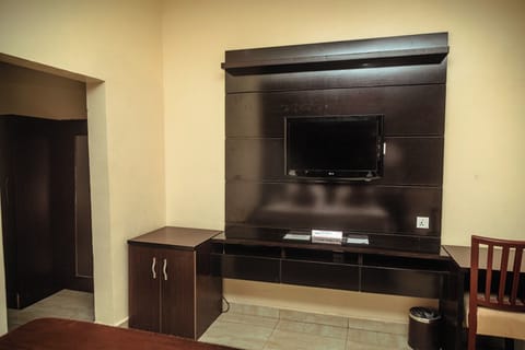 Exclusive Room | Egyptian cotton sheets, premium bedding, pillowtop beds, in-room safe