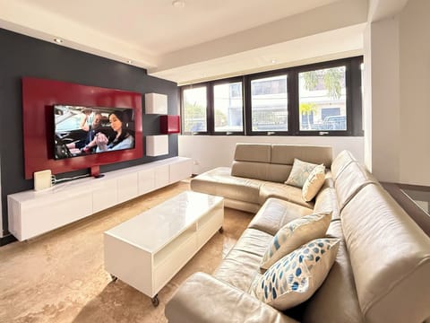 Modern layout; open concept: living, family, kitchen, dining. natural light.