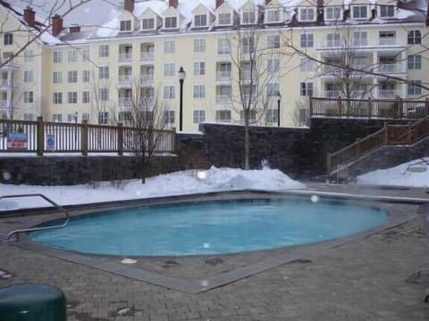 Heated Pool, jacuzzi, sauna.