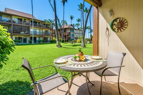 Lanai seating at Kona Isle B5