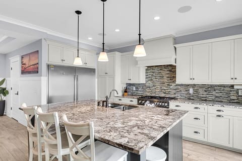 Kitchen - island with 5 seats | Full size Fridge + Freezer