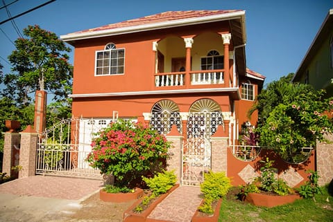 Entrance & Exterior