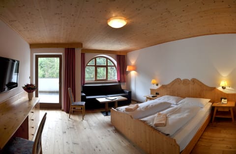 Triple Room | In-room safe, desk, blackout drapes, iron/ironing board