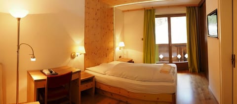 Single Room | In-room safe, desk, blackout drapes, iron/ironing board