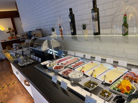 Daily buffet breakfast for a fee