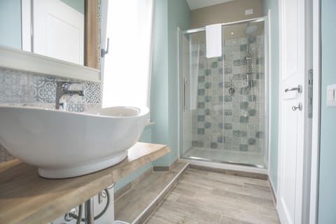 Deluxe Room | Bathroom shower