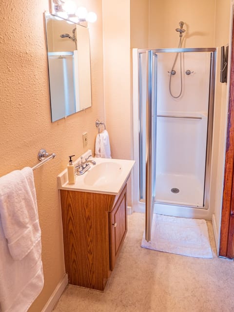 Signature Room, 1 King Bed | Bathroom | Shower, free toiletries, hair dryer