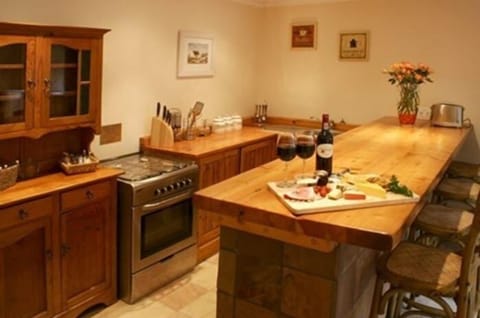 Luxury Cottage (Vine) | Private kitchen | Fridge, microwave, electric kettle, toaster
