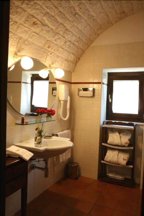 Family Room (4 Pax Trullo) | Bathroom | Shower, free toiletries, hair dryer, slippers