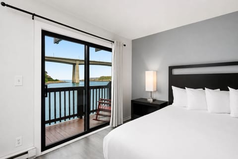 Waterfront 1 King, Pets | Hypo-allergenic bedding available, iron/ironing board, WiFi (free)