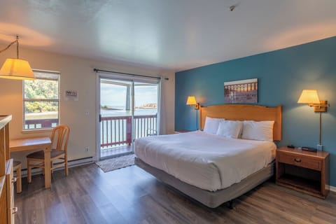 Waterfront 1 King, Pets | Iron/ironing board, free WiFi, bed sheets