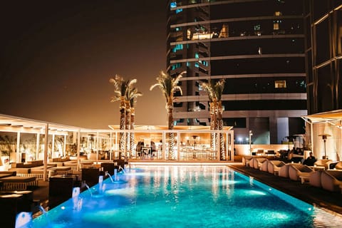 4 restaurants; breakfast, lunch, dinner, and brunch served